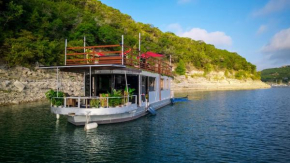 Houseboat-Yacht Nestled In A Lake Travis Cove